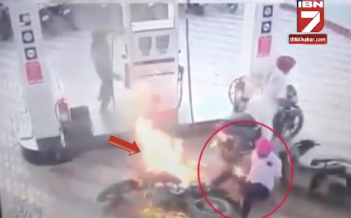 Motorcycle Catches Fire at Petrol Pump02