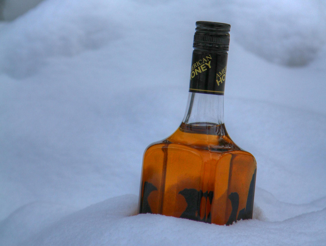 Я ждал тебя бутылок виски. Виски зимой. Бутылка виски в снегу. Бутылка вискаря для согрева. Гора бутылок из под виски.